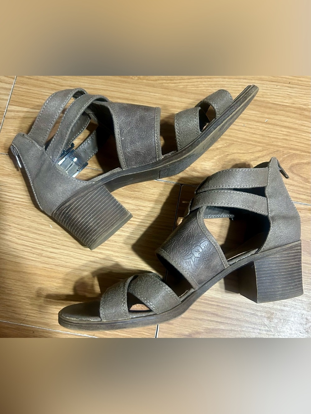 Taupe strappy gladiator style block heel sandal. Rampage. Ladies 8.5 Euc